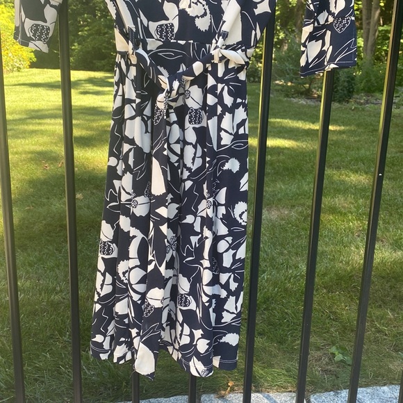 Old Navy dress with navy and white floral print size medium. - Picture 5 of 8